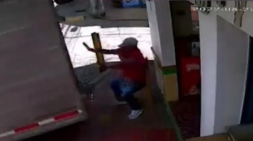  Impactante video: Hombre se salvó de morir arrollado por un camión en Guatapé