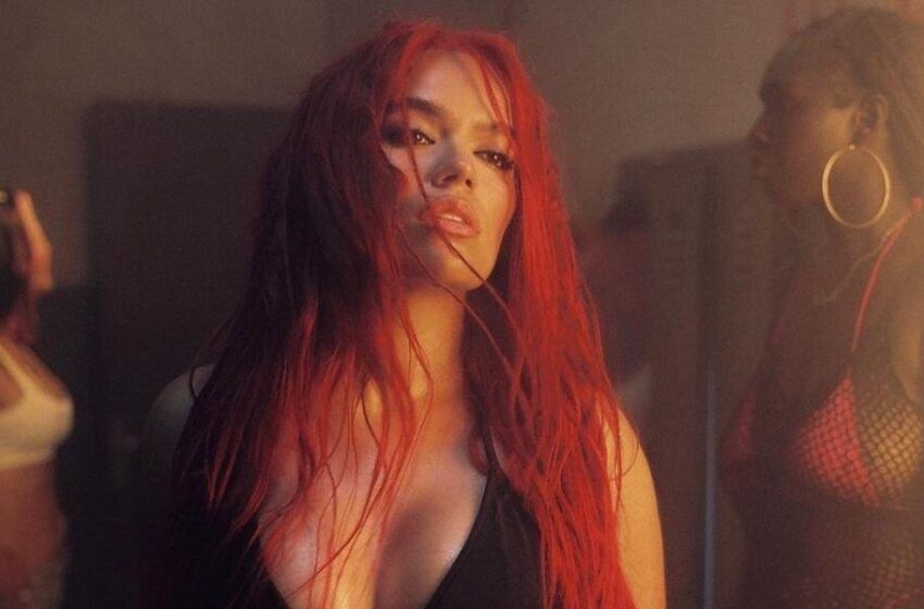  Karol G alborotó a su público al mostrar un seno sin ningún pudor