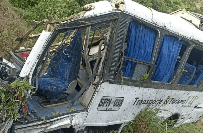  Dos niños muertos y otros tres heridos, dejó grave accidente de una ruta escolar en Boyacá