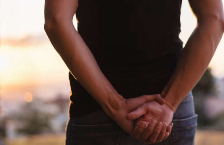  ¿Qué dice la psicología sobre caminar con las manos en la espalda?